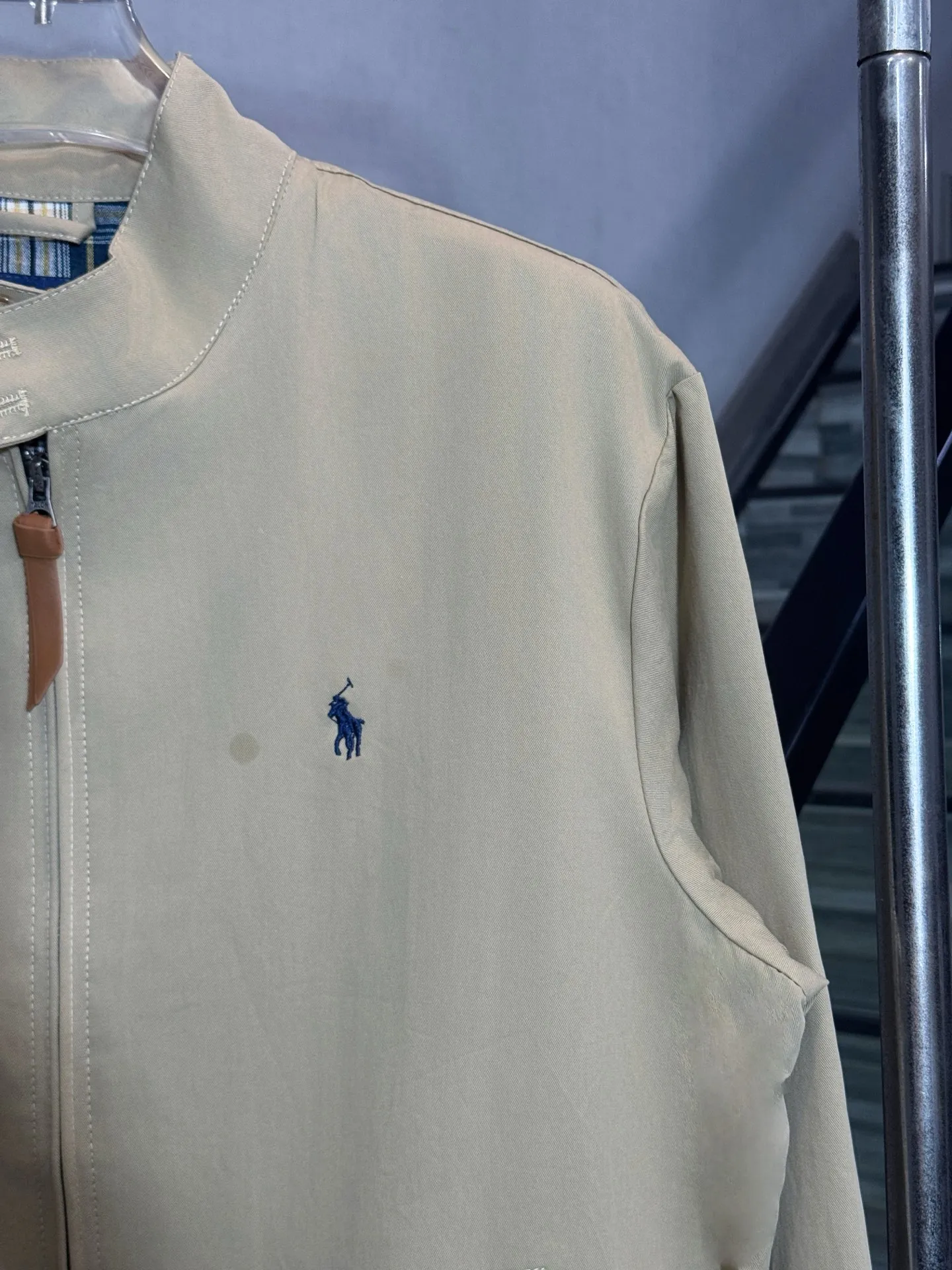 P320 Style number: HE304 Ralph Lauren - Ralph Lauren old money style small label classic mesh jacket. The fabric is made of pure cotton workwear fabrics. The upper body is three-dimensional and stylish. It is a versatile style in autumn. There is a Ralph Lauren small logo embroidered on the chest. Customized original letter hardware zipper. The inside is renamed old money style sub-fabric. It is made from the original version and comes with three labels. You can buy it with confidence. Color: Navy/Khaki Size: S M L XL
